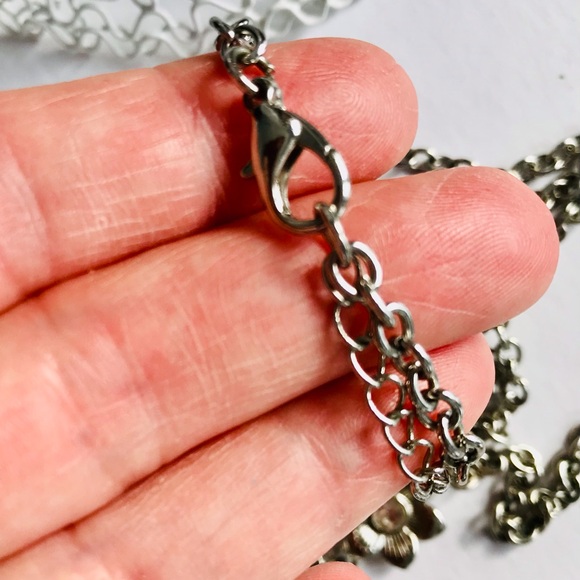 Elegant Silver Butterfly Necklace with Floral Details - Picture 5 of 11